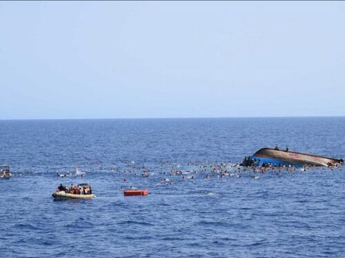 Barcone affonda in acque libiche. Muoiono 117 migranti