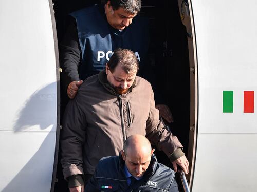 Fuori dall'aereo e senza manette, le prime immagini di Battisti in Italia