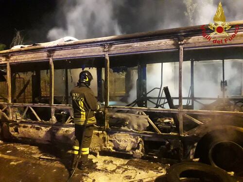Roma, incendio nel deposito Atac: tre autobus distrutti dalle fiamme