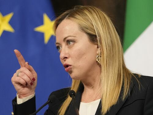 Meloni apre alle opposizioni: “Facciamo le riforme insieme”. L’incontro con Schlein