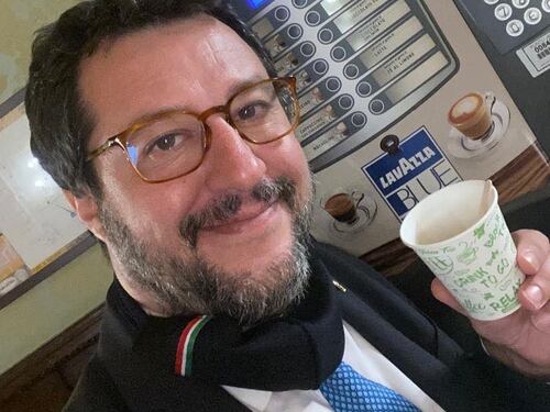 Settanta leghisti passano la notte in Parlamento. Buongiorno di Salvini dalla macchinetta del caffè