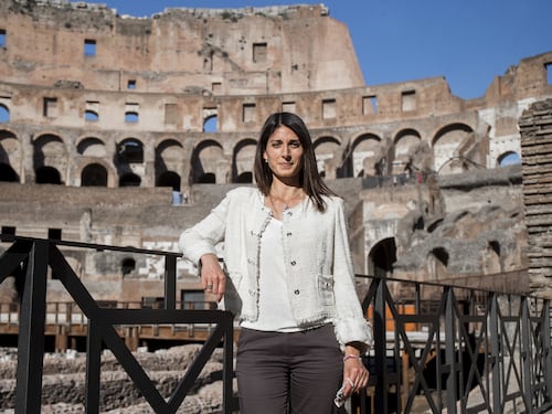 Roma, ennesima gaffe incredibile di Virginia Raggi. Ecco il nuovo monumento: la cupola del Colosseo