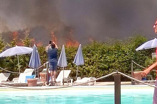 Incendi da Centocelle a Ostia. Scoppio nello sfasciacarrozze: 3 feriti