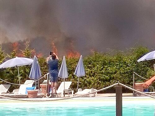 Incendi da Centocelle a Ostia. Scoppio nello sfasciacarrozze: 3 feriti
