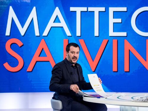 Salvini e Spataro litigano per il tweet. Il ministro al pm: "Vada in pensione"
