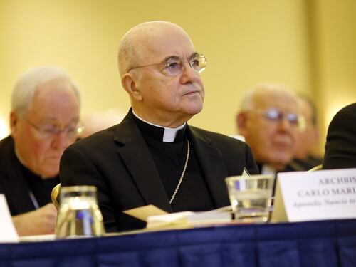 Chiesa, Monsignor Viganò tira dritto e snobba il Papa: “Continuo a celebrare messe”
