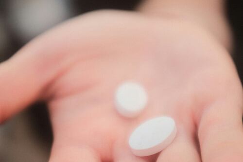 Farmaci, gravi effetti avversi: alert su noto antidolorifico e antipiretico