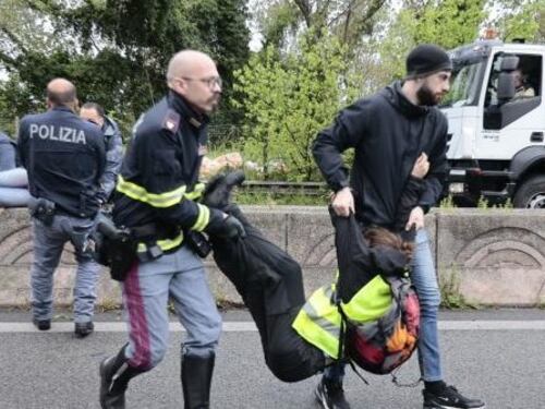 Roma, graziati gli attivisti che bloccarono via Appia Nuova: "Il fatto non sussiste"