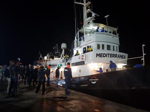 Sequestrata in porto la Mare Jonio. I migranti sbarcano dalla nave