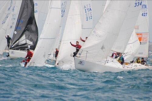 Skipper italiano disperso in barca nell'Atlantico. La moglie: "Continuate a cercare"