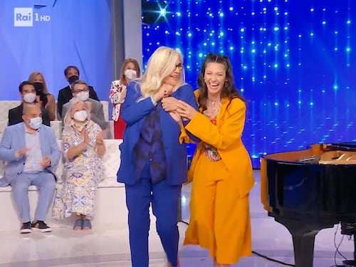 Domenica In, Mara Venier ed Elisa scatenate e piccanti: le limonate a ritmo di musica