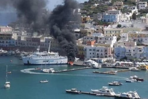 Paura a Ponza, esplode una barca. La famiglia a bordo si getta in mare