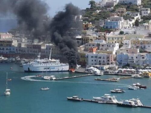 Paura a Ponza, esplode una barca. La famiglia a bordo si getta in mare