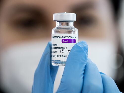 Vaccini, Italia dietro a 40 Paesi. L'allarme choc di Matteo Bassetti