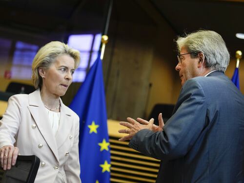Ue, stime del Pil in picchiata. Guerra e inflazione stanno devastando l’economia