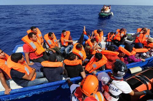 Nave militare tunisina contro un barcone: strage di migranti
