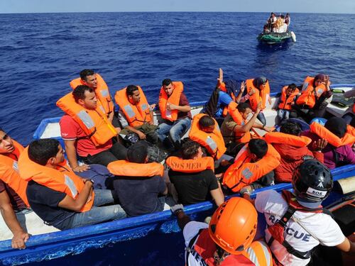 Nave militare tunisina contro un barcone: strage di migranti