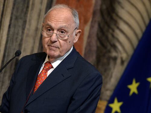 Il ministro Savona indagato per usura bancaria