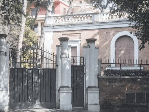 La guerra e la crisi fanno fuggire i turisti da Roma. Fallimenti a tappeto degli hotel