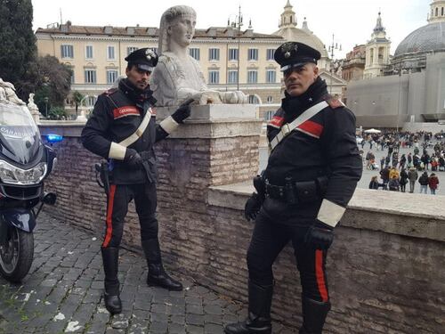 Danneggiata statua di piazza del Popolo a Roma