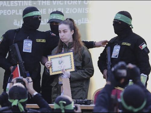 Medioriente, Hamas consegna soldatessa Agam alla Croce Rossa