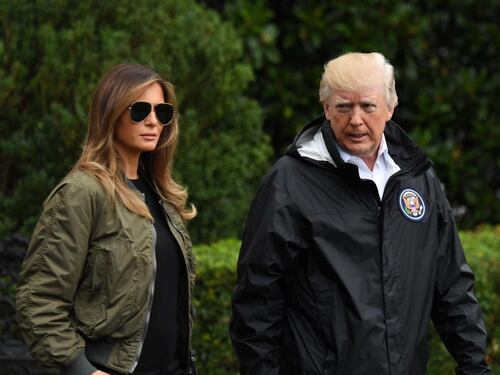 Bomber e tacchi a spillo, Melania Trump vola in Texas dagli sfollati