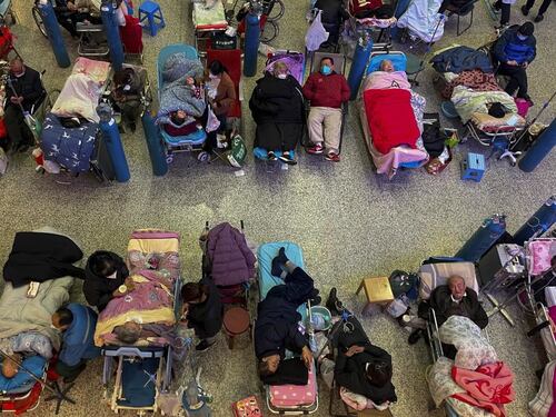 Covid in Cina, le foto che smascherano il governo: "Lunghe file ai crematori"
