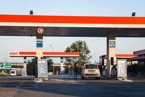 Prezzi benzina, sempre più giù i costi alla pompa: ribassi senza sosta