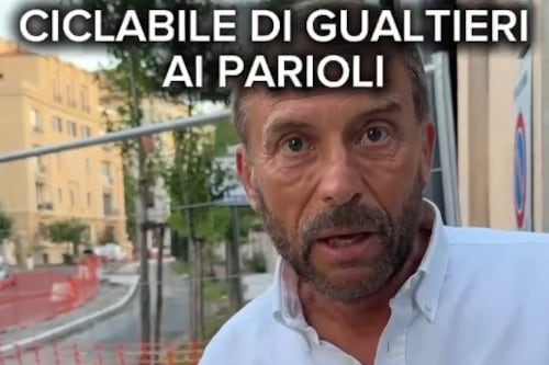 Roma, la folle pista ciclabile ai Parioli. La denuncia di Giannini: “Uno scempio, tolgono parcheggi e aumentano il traffico”