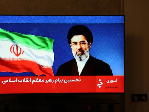 Iran, primo discorso di Khamenei: "Vendetta per i martiri". Ma lui non c'è