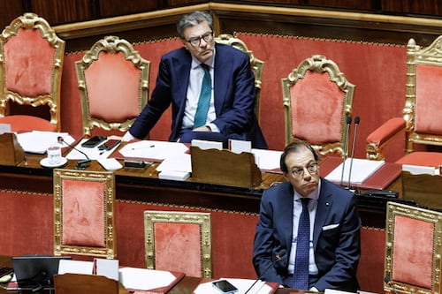 Tasse, ecco come ridurle. Irpef al 33% per i redditi fino a 60mila euro: dove prendere i soldi