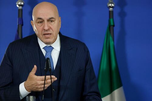 Manifesto bruciato, a Crosetto la solidarietà di La Russa e Fontana: "Non ci intimidiscono"
