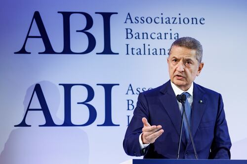 Banca d’Italia, la surreale protesta dei dipendenti per gli stipendi: “La vita è più cara”