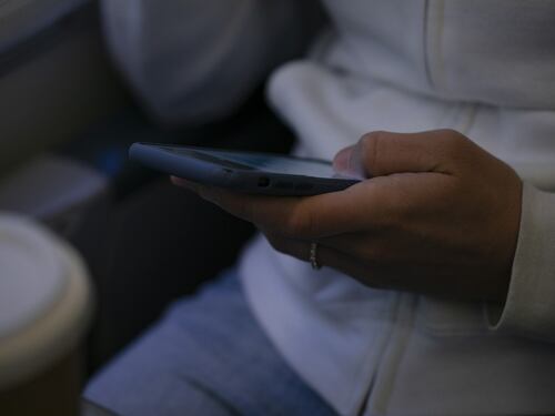 L'ultima follia di Apple: se registrate il vostro Iphone in Francia va più veloce