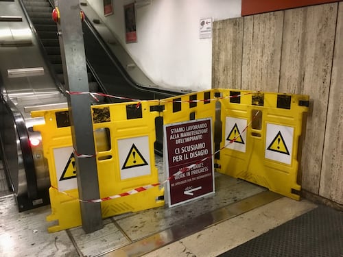 Giorno da incubo sotto la metro. Scale mobili bloccate a Policlinico e San Giovanni