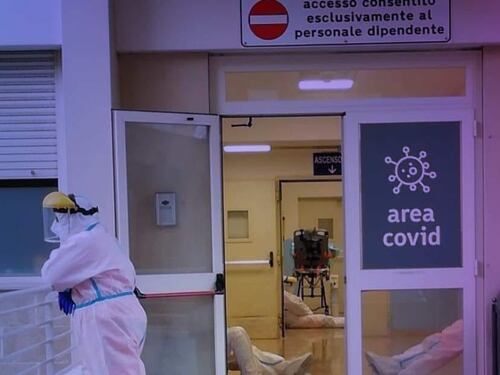 Ospedali nel caos, il sindaco-soccoritore denuncia: "Guardate, siamo al collasso"