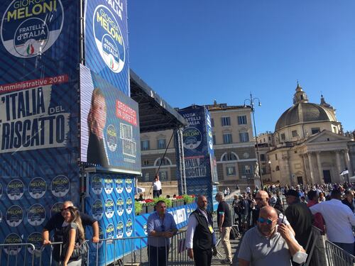 "L'Italia del riscatto", Enrico Michetti e Giorgia Meloni riempiono Piazza del Popolo