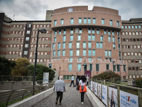 Ospedale San Raffaele di Milano, impiantato embrione sbagliato: "Un errore umano"