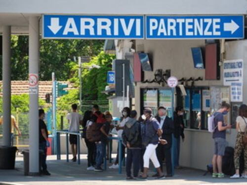 Roma, autobus dalla Romania spariti a Tiburtina. Il sospetto: evitano i controlli anti-coronavirus