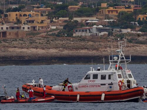 Sbarchi senza fine a Lampedusa, soccorsi oltre 300 profughi