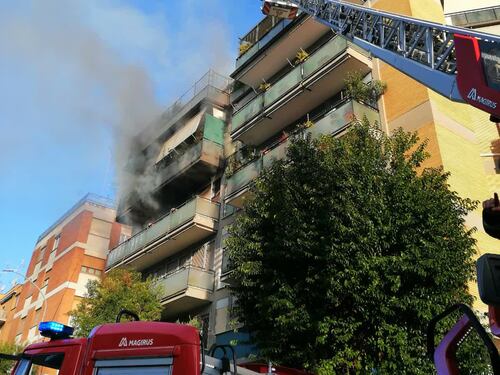 Incendio in appartamento sulla Cassia, due persone salvate dalle fiamme
