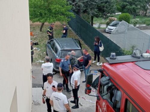 Incidente nell'asilo a L'Aquila: un bimbo morto, cinque feriti e la donna indagata per omicidio stradale