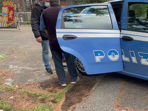 Palpeggia il seno e le parti intime di un'alunna minorenne a scuola. Bidello ai domiciliari