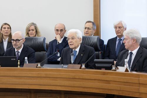 Mattarella chiede di abbassare i toni. E la sinistra lo tira per la giacca