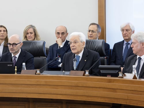 Mattarella chiede di abbassare i toni. E la sinistra lo tira per la giacca