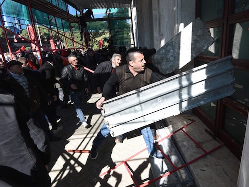 Caos a Tirana, l'opposizione assalta la sede del governo