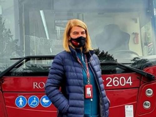 Il bimbo piange in strada, così lo salva l'autista dell'Atac