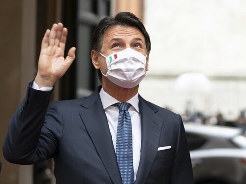 Che ipocrisia, Conte s'iscrive a Forza Fedez
