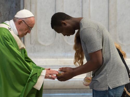 La difesa dei migranti fa calare la popolarità di Papa Francesco