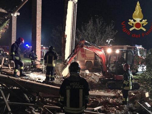 Esplode una cascina. Muoiono tre vigili del fuoco. Trovati i timer per l'innesco